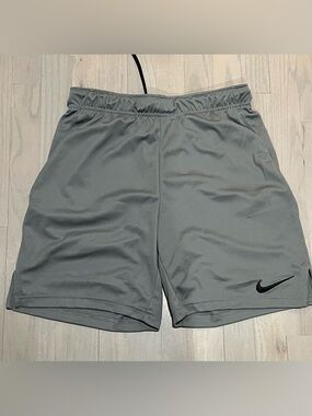 NWT. Nike Men's Slate Gray Athletic Training Shorts, Standard Fit, pockets